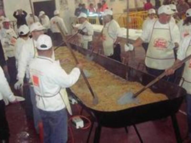 Miles de personas degustan gratuitamente en Lora del Río los 1.600 kilos de migas 