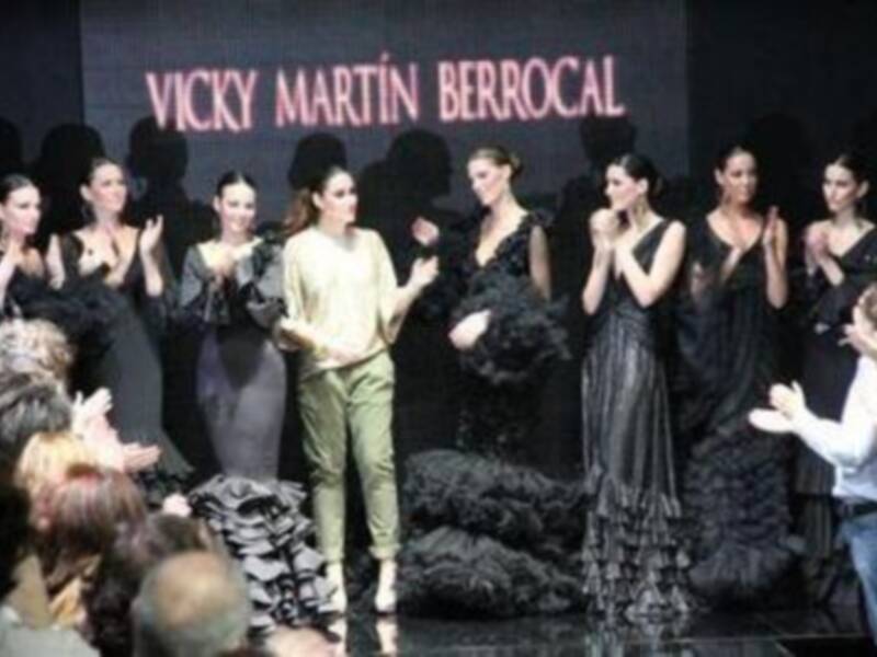 Viki Martín Berrocal, rodeada de su familia y amigos famosos triunfó en Jerez con su nueva colección