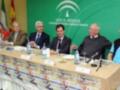 Conferencia de prensa en la Junta de Andalucía, con representantes de diferentes organizaciones y medios.