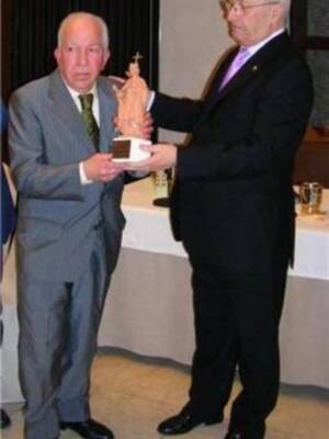 El pasado domingo día 21 se le hizo entrega del VIII Javier de Honor a D. Juan Borrero Campos orfebre y capataz