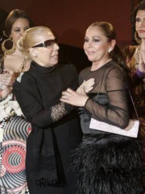Isabel Pantoja y la Duquesa de Alba en el merecido homenaje a Lina 