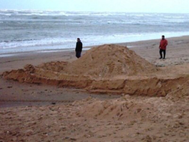 Los servicios municipales abren un canal de desagüe provisional en la playa de Camarón(Chipiona) 