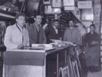Cuadros Venecia, cumplen cien años enmarcando Sevilla 