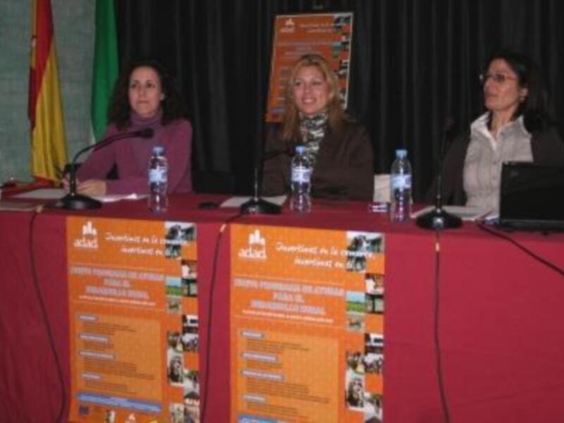 La alcaldesa señala la oportunidad de las ayudas de ADAD durante la presentación del nuevo programa de desarrollo comarcal en Carrión