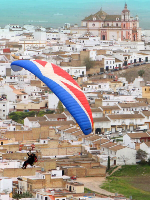 Paracaidista desciende sobre la ciudad de Jerez de la Frontera, España.