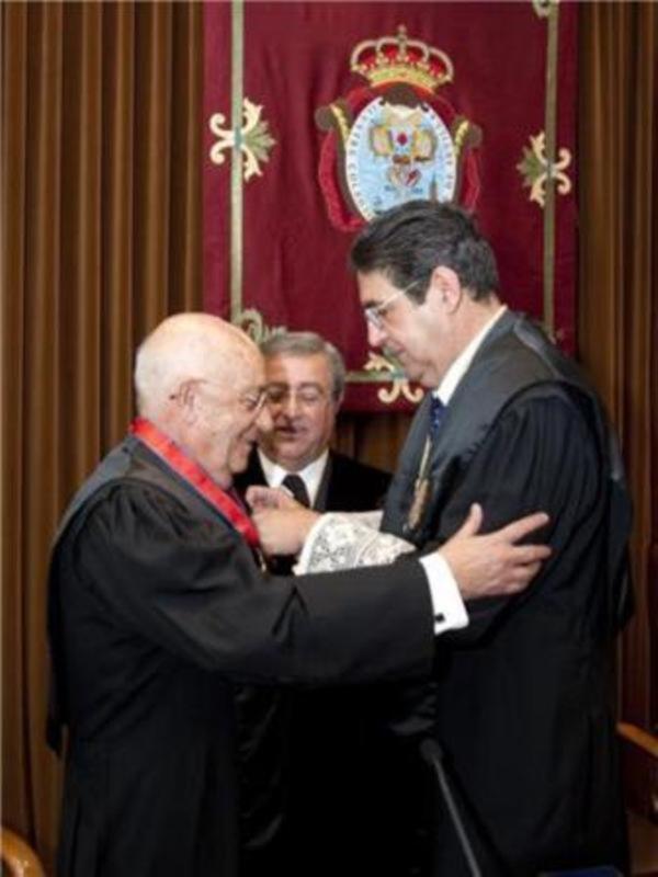 Cruz de San Raimundo al Letrado Antonio Pérez Marín
