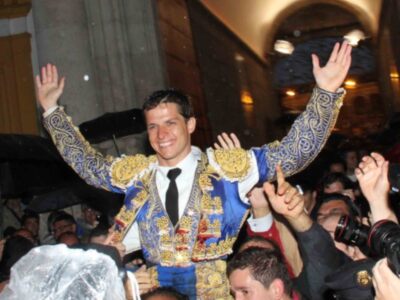 El Juli abre la Puerta del Principe en Sevilla y corta cinco orejas