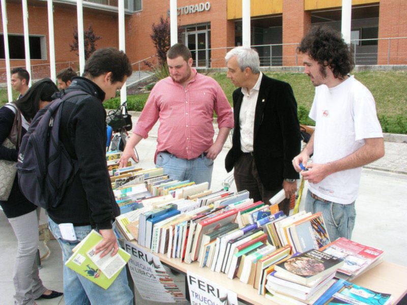 La II Feria del Trueque de libros finaliza en la UPO con éxito de participación universitaria