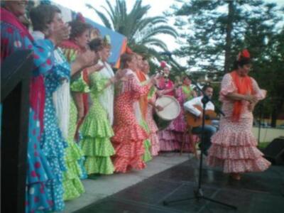 Elenco de artistas solidarios celebran Las Cruces de Mayo en Triana