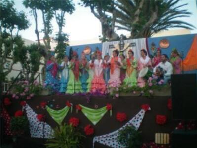 Elenco de artistas solidarios celebran Las Cruces de Mayo en Triana