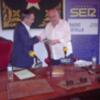 El periodista José Antonio Sánchez Araujo grabó La Cámara de los Balones en el Salón de Plenos del Ayuntamiento de Lora del Río