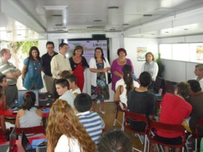 Un autobús para la conciliación de la vida familiar y laboral visita Chipiona