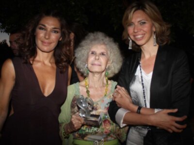 La duquesa de Alba y Marina Bernal homenajeados en la Gala X Aniversario Surrealista