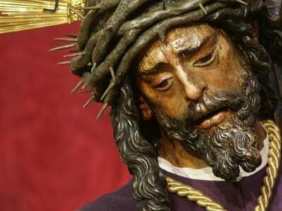 Un hombre rompe un brazo a la imagen de Jesús del Gran Poder