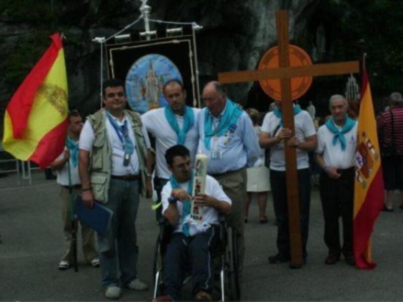 Peregrinos de Sevilla encendieron  un cirio por los Donantes de Órganos en la Gruta de Lourdes