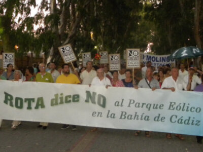 Tres mil personas apoyan con su presencia la manifestación contra la instalación de molinos en la costa Noroeste y Bahía de Cádiz.