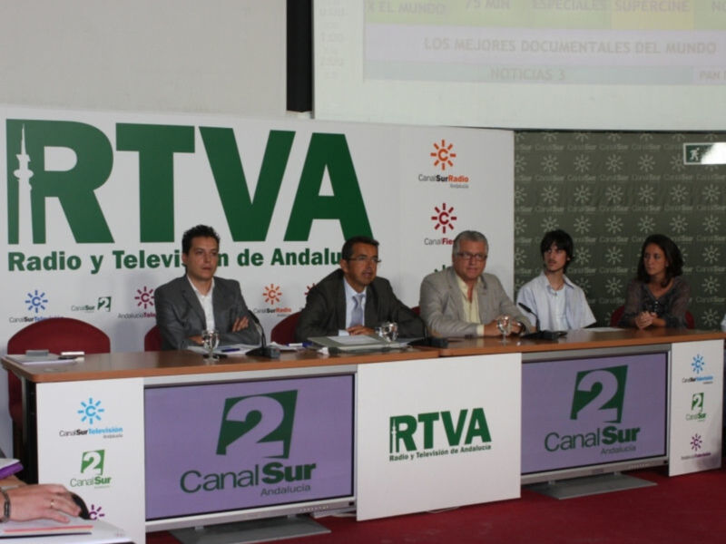 Presentación de Canal Sur Radio y Televisión de Andalucía en una conferencia de prensa.