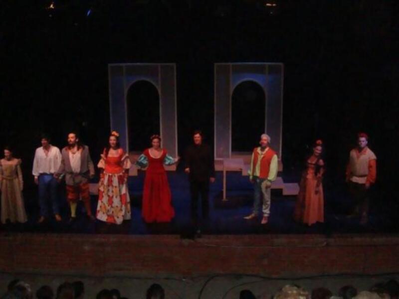 Lleno completo en el Auditorio de Pilas para presenciar la obra de La Celestina