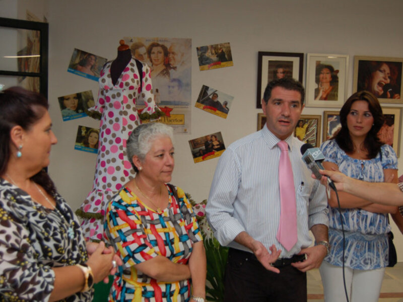 Manuel García inauguró ayer las primeras jornadas culturales Nuestra Rocío con una exposición de fotografías en la casa de la cultura(Chipiona)