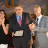Miguel Gallardo recibe el premio a la promoción turística exterior de Chipiona, en el Día Internacional del Turismo.