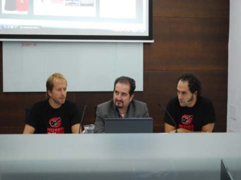 EL DÚO DE MUNDO FICCIÓN PRESENTE HOY EN EL CURSO SOBRE REDES SOCIALES E INTERNET ORGANIZADO POR ANDCE