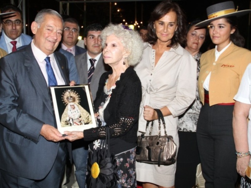 La duquesa de alba regresa a Sevilla tras sus vacaciones con Alfonso Diez