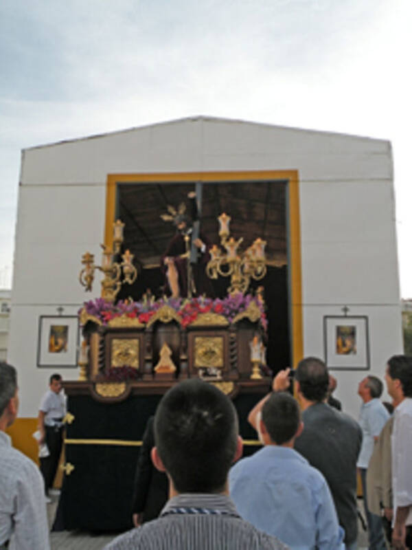 La procesión de todo un barrio por el Cristo de la Caridad de la barriada de los Príncipes.