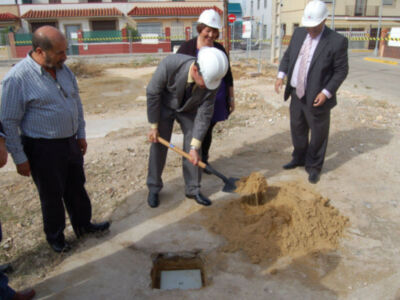 Oficiales realizan la ceremonia de colocación de la primera piedra en un proyecto de construcción.