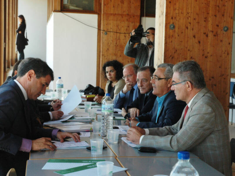 El delegado del Gobierno en Cádiz  coordina con sus  delegados en la lonja pesquera de Chipiona