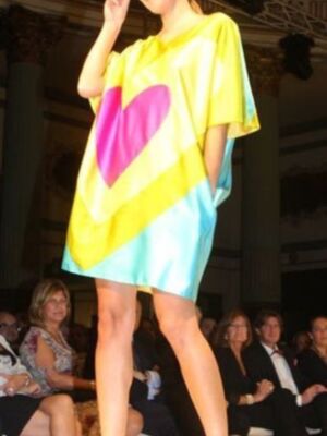 Agatha Ruiz de la Prada recibe en Sevilla un premio por su dedicación a la moda