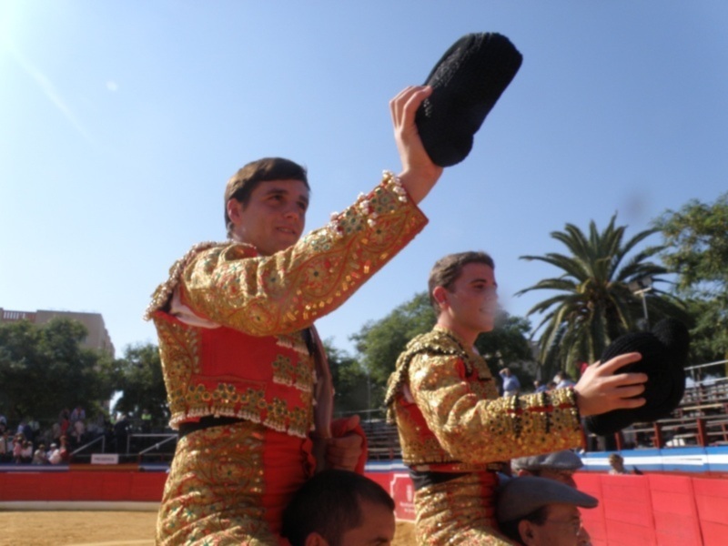  Puerta grande para los alumnos Isidro Arrocha y Francisco Montero en el fin de temporada de la Escuela de Jerez