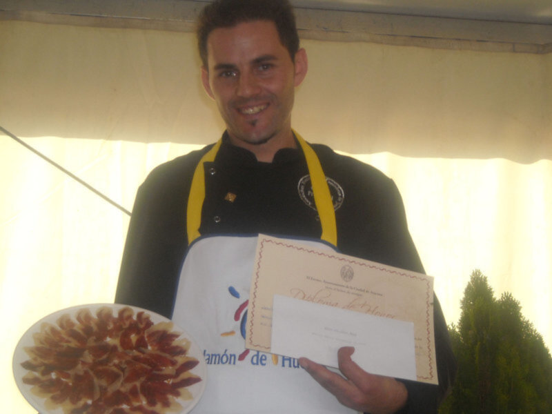 El chipionero Pedro Antonio Mora consigue  el segundo premio mejor cortador de jamón de Aracena 