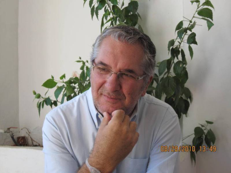 El periodista sevillano José Manuel García presenta su primera novela "El arma de los invisibles"
