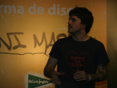 Dani Martín firma discos de su primer trabajo en solitario Pequeño en Sevilla