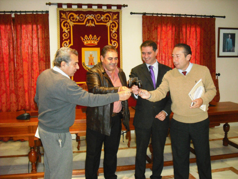 El ayuntamiento de Chipiona firma un convenio de colaboración con las bodegas para la cesión de botas de vino 