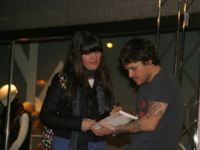Dani Martín firma discos de su primer trabajo en solitario Pequeño en Sevilla