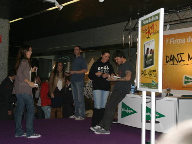 Dani Martín firma discos de su primer trabajo en solitario Pequeño en Sevilla
