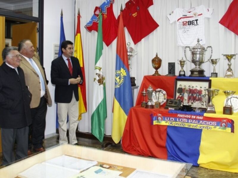 La unión deportiva los palacios conmemora su 50 aniversario con una exposición y la presentación de la mascota Genaro