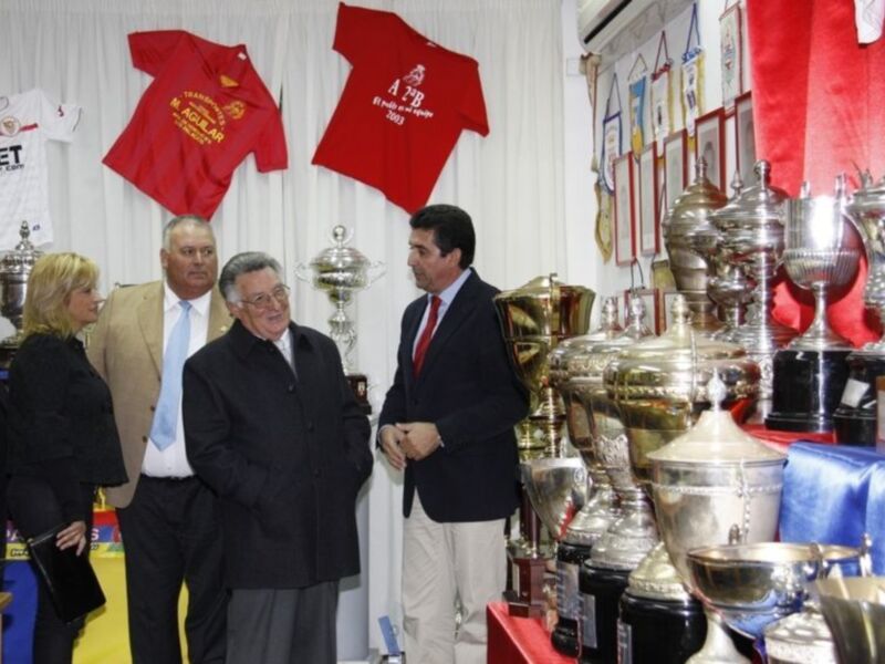 La unión deportiva los palacios conmemora su 50 aniversario con una exposición y la presentación de la mascota Genaro