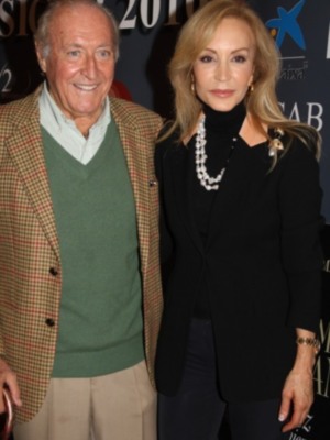 Carmen Lomana coincide con Julián Muñoz en Sevilla el día que este cumplía 63 años