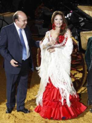 Homenajes sevillanos ilustres antes del espectáculo del sábado de SICAB y Latoya Jackson vestida de traje de flamenca‏