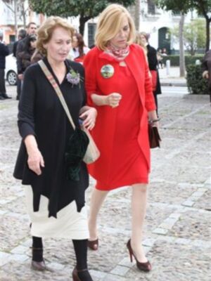 Rafael Medina con su mujer y su hermano Luis asisten a la misa funeral por su tío Luis en el palacio de Pilatos de Sevilla