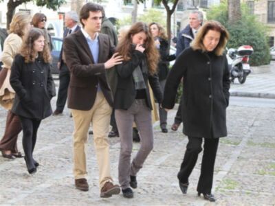 Rafael Medina con su mujer y su hermano Luis asisten a la misa funeral por su tío Luis en el palacio de Pilatos de Sevilla