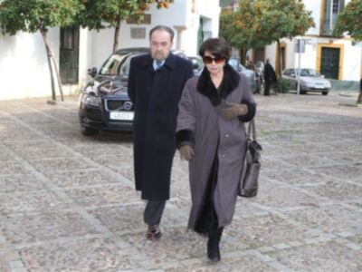Rafael Medina con su mujer y su hermano Luis asisten a la misa funeral por su tío Luis en el palacio de Pilatos de Sevilla