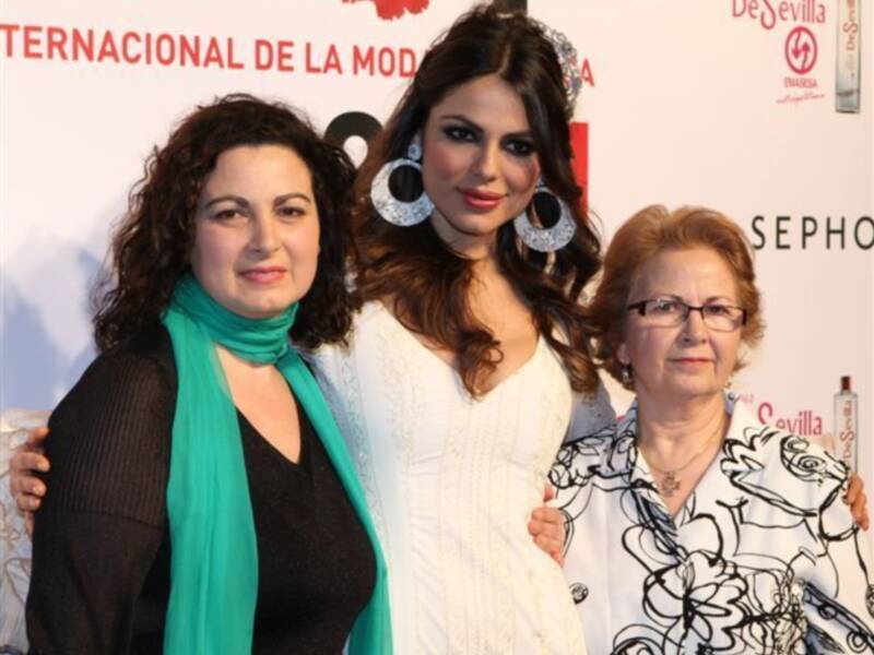 Marisa Jara, Helen Lindes, Paula Guilló, Miss España 2010, Eva González y Mª José Suárez de flamenca en Simof 2011