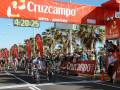 Cruzcampo Meta - Arrivée. 4:20:25. Bicicletas en la meta de una carrera ciclista. Palmeras y público alrededor.
