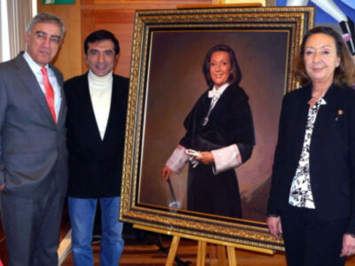 El pintor Antonio Montiel presenta el retrato de la rectora Araceli Macia en la UNED