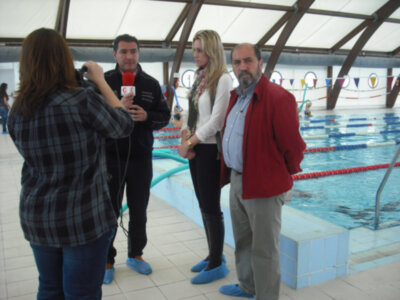 Presentado el nuevo material adquirido para la piscina y la adaptación de los baños para personas con discapacidad (Chipiona)