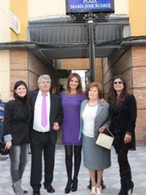 María José Suárez homenajeada por su pueblo natal acompañada de toda su familia