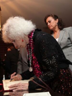 Curro Romero, primera salida pública tras salir del hospital para hacerse hermano del cachorro junto a Carmen Tello y Cayetana de Alba